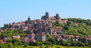 À flanc de colline, ce joyau médiéval de Bourgogne est l’un des plus beaux villages de France Vézelay