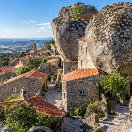 Dans ce village portugais, d’énormes rochers de granit servent de murs… et parfois de toit aux maisons