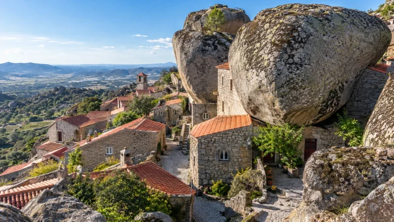 Dans ce village portugais, d’énormes rochers de granit servent de murs… et parfois de toit aux maisons