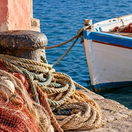 Face à Naples, cette île aux maisons colorées mérite davantage qu’une simple excursion